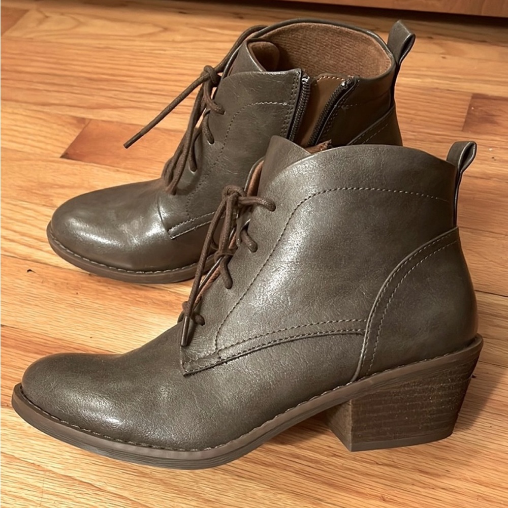 EUC Eurosoft by Sofft Anyse lace up booties size 7 - Picture 2 of 4